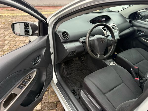 Toyota Yaris 2010 - Image 4