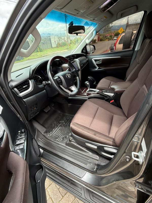 Toyota Fortuner SRV 2020 - Image 4