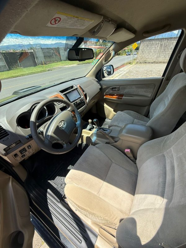 Toyota Fortuner 2009 - Image 2