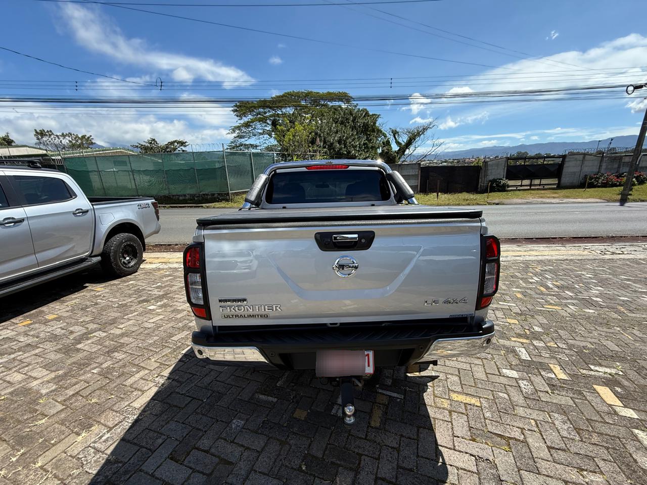 Nissan Frontier np300 - Image 2