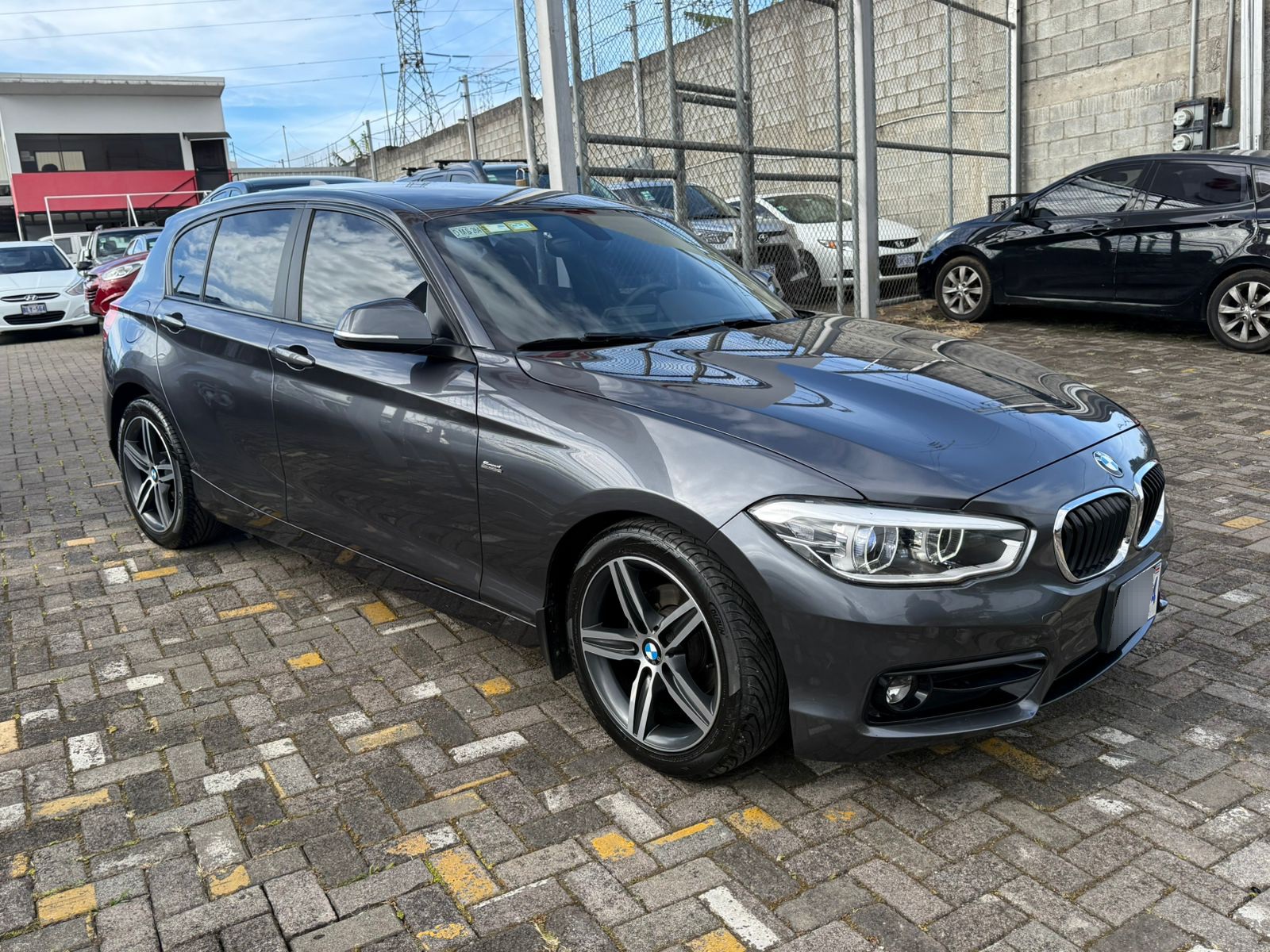 BMW 118i modelo 2017 - Image 2