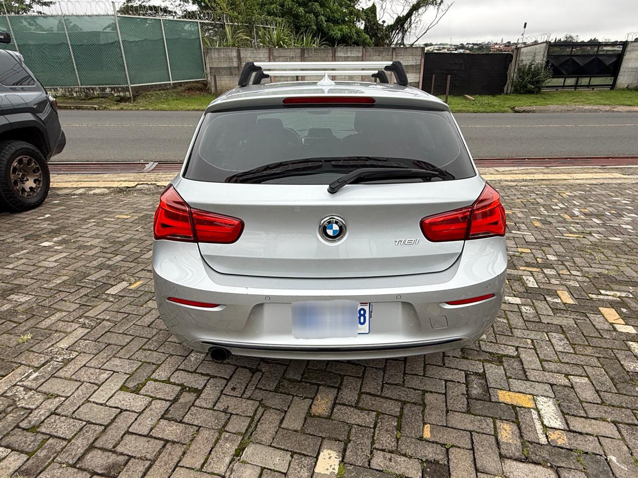 BMW 118i modelo 2017 - Image 2