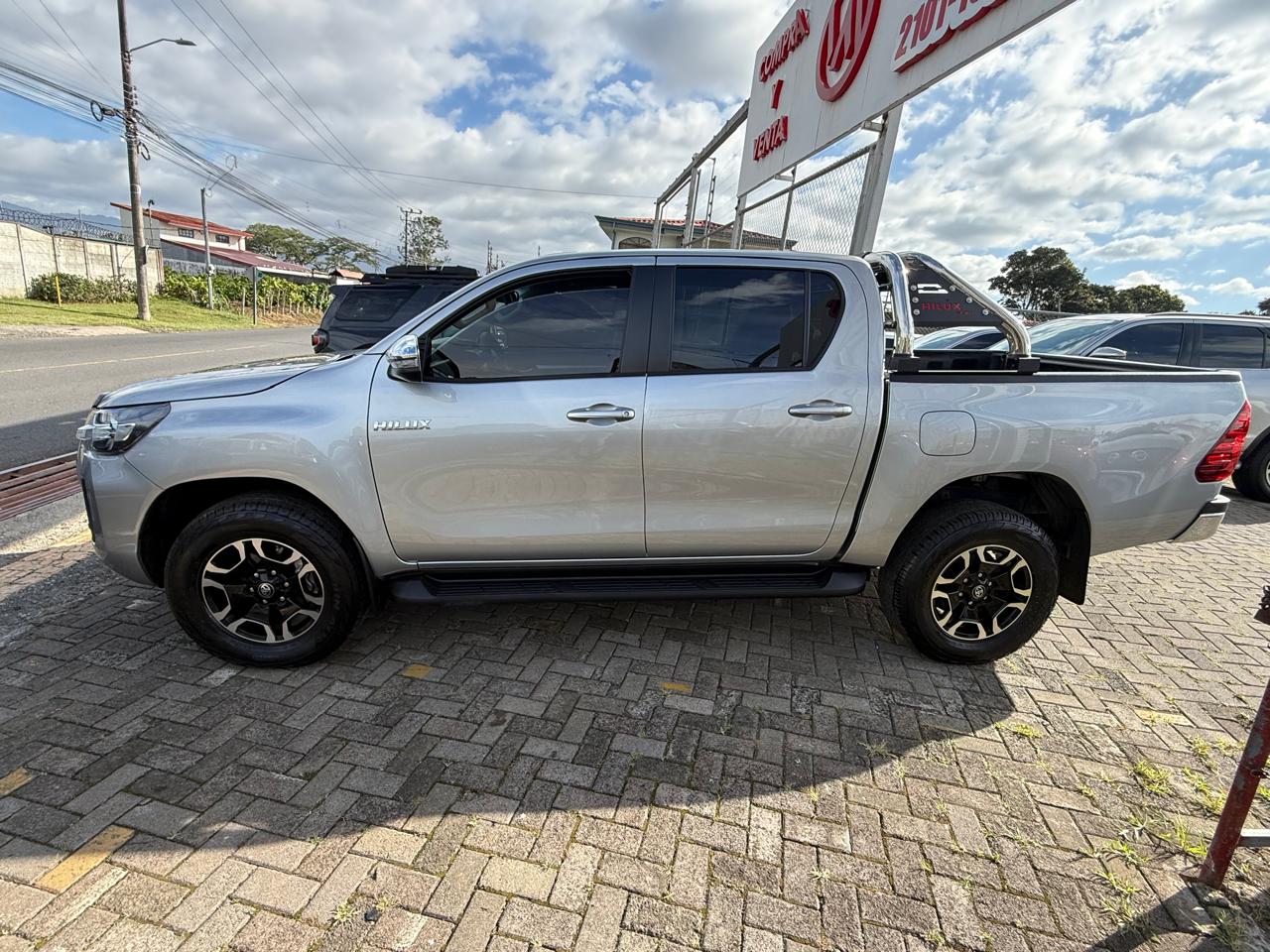 Toyota Hilux 2025 - Image 2