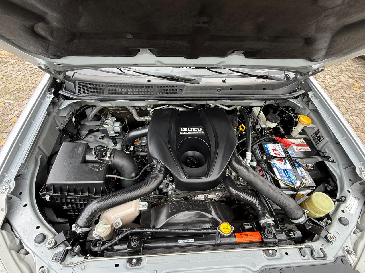 Isuzu MU-X 2015 - Image 3