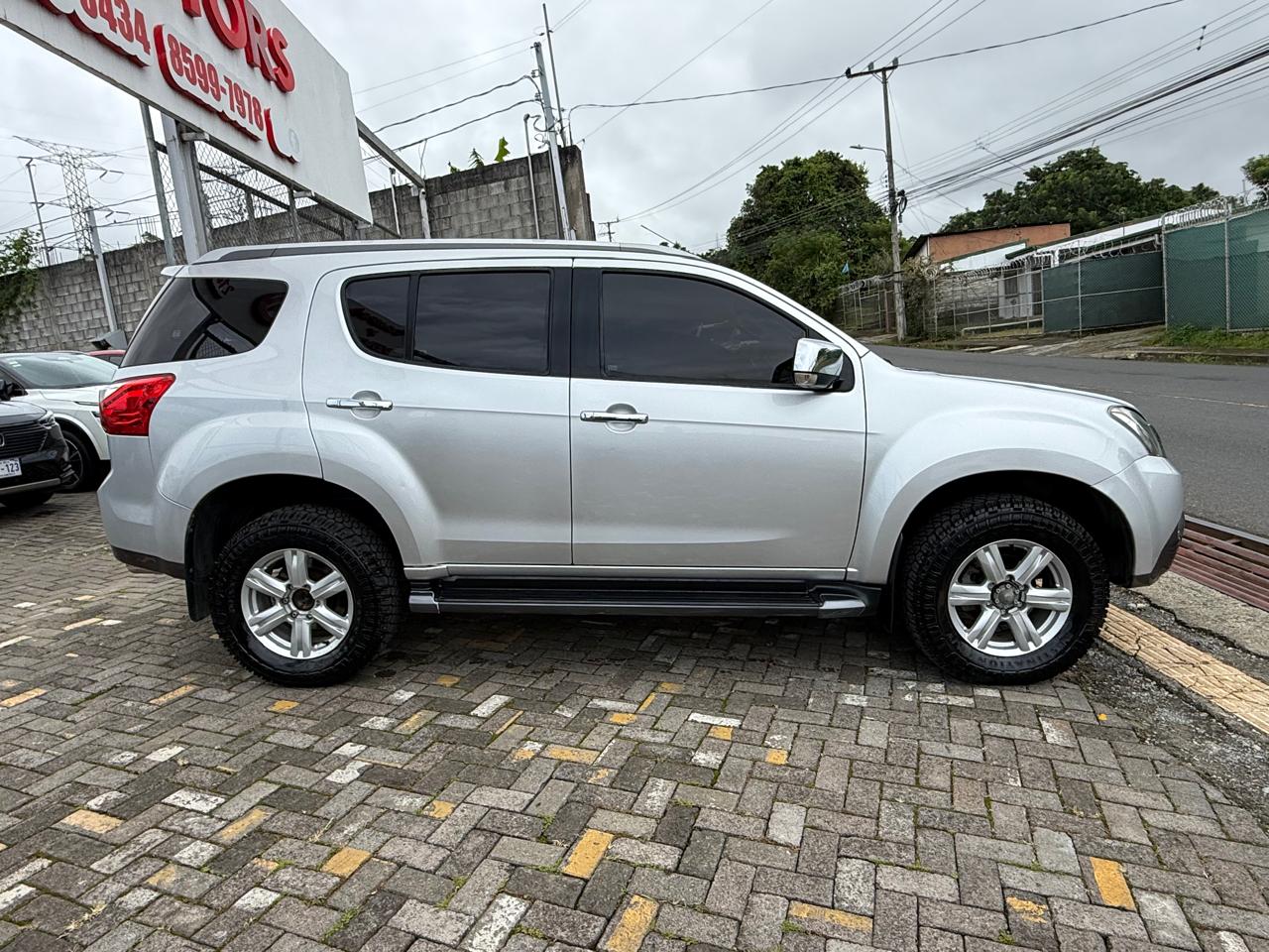 Isuzu MU-X 2015 - Image 5