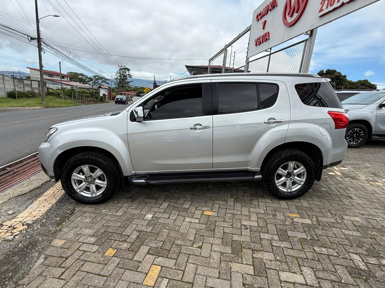 Isuzu MU-X 2015 - Image 7