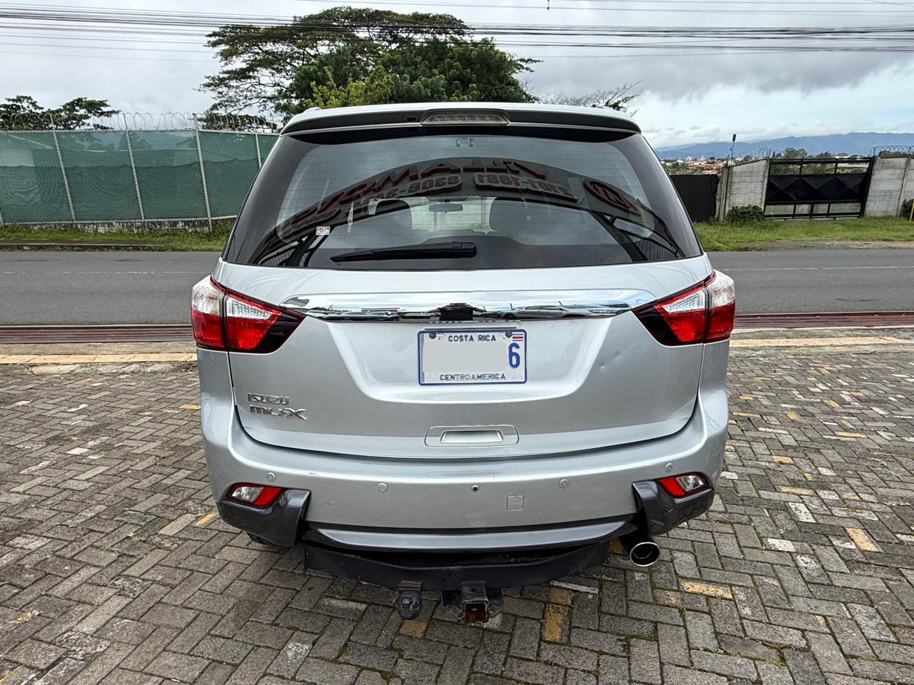 Isuzu MU-X 2015 - Image 2