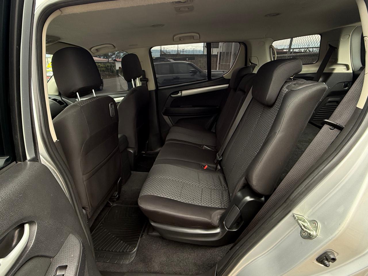 Isuzu MU-X 2015 - Image 6